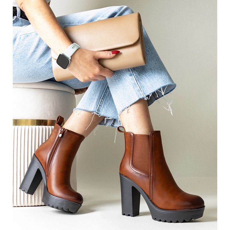 Braune Stiefeletten mit hohem Absatz von Maladi 1