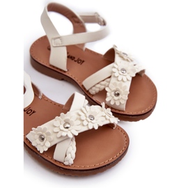 Mädchensandalen mit Klettverschluss mit weißen Blumen befestigt 1