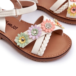 Mädchensandalen mit Klettverschluss mit weißen Blumen befestigt 2