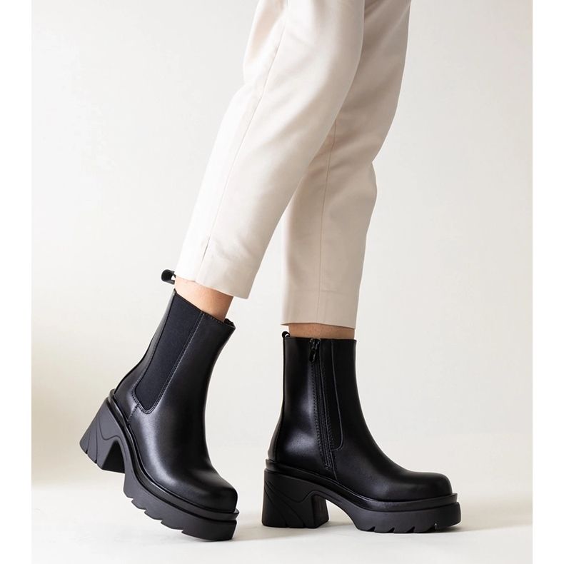 Schwarze Stiefeletten mit massivem Tharney-Absatz 1