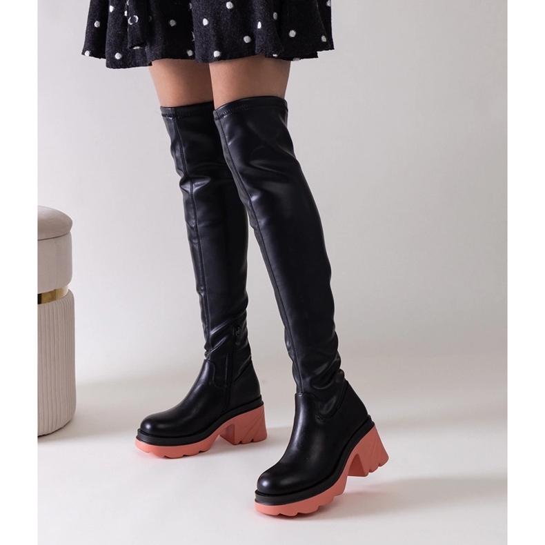 Schwarze isolierte Stiefel mit massivem Meragomi-Block 1