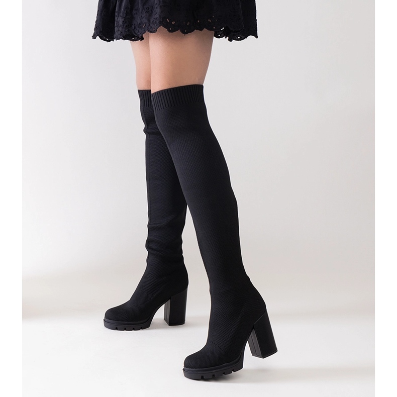 Lange schwarze Slip-On-Stiefel mit hohem Absatz von Lija 1