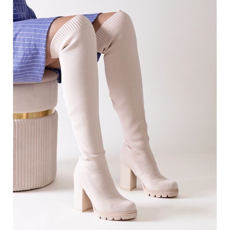 Lange, beigefarbene Slip-on-Stiefel von Lija mit hohem Absatz 1