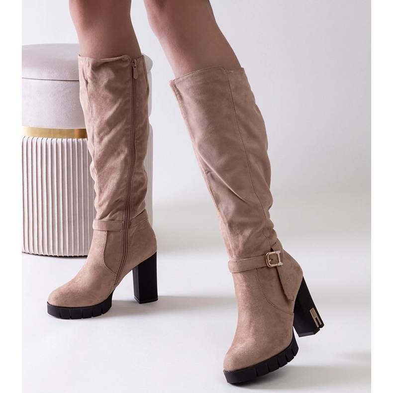 Beige isolierte Stiefel mit hohen Absätzen von Alra 1