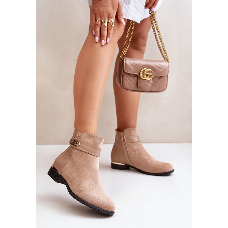 Beige isolierte Damenstiefel mit flachem Absatz und Golddetail Ravasira 2