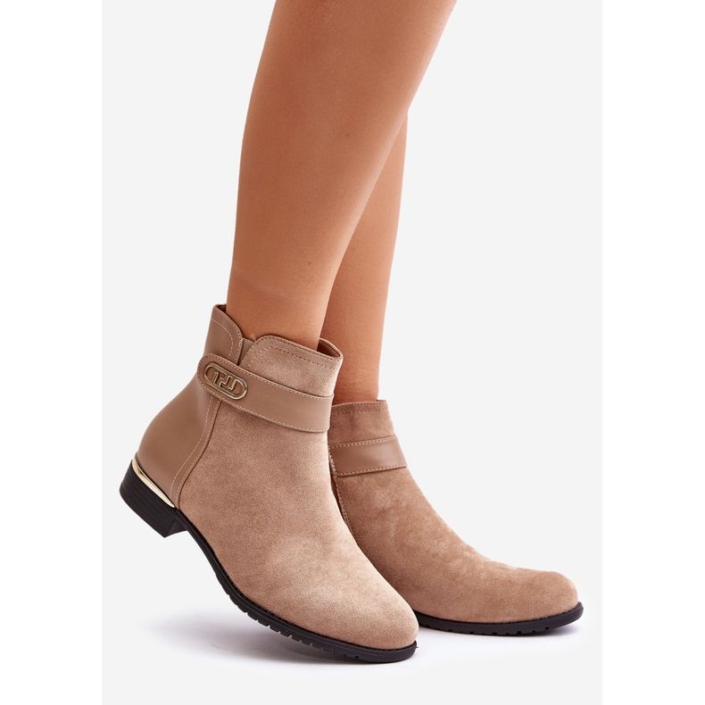 Beige isolierte Damenstiefel mit flachem Absatz und Golddetail Ravasira 1