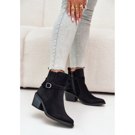 Schwarze Glamer-Cowboystiefel mit hohem Absatz und spitzen Zehen, isoliert und mit Reißverschluss 2