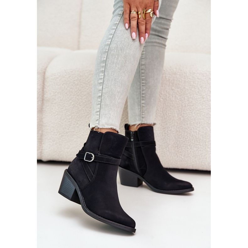 Schwarze Glamer-Cowboystiefel mit hohem Absatz und spitzen Zehen, isoliert und mit Reißverschluss 2