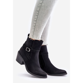 Schwarze Glamer-Cowboystiefel mit hohem Absatz und spitzen Zehen, isoliert und mit Reißverschluss 1