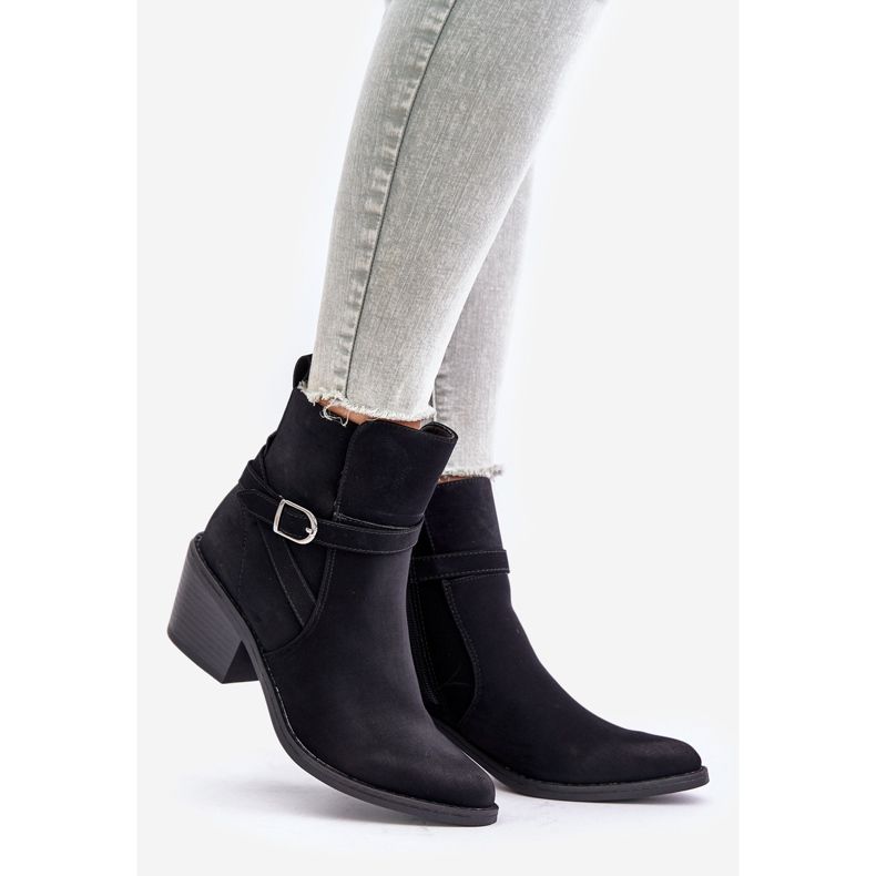 Schwarze Glamer-Cowboystiefel mit hohem Absatz und spitzen Zehen, isoliert und mit Reißverschluss 1