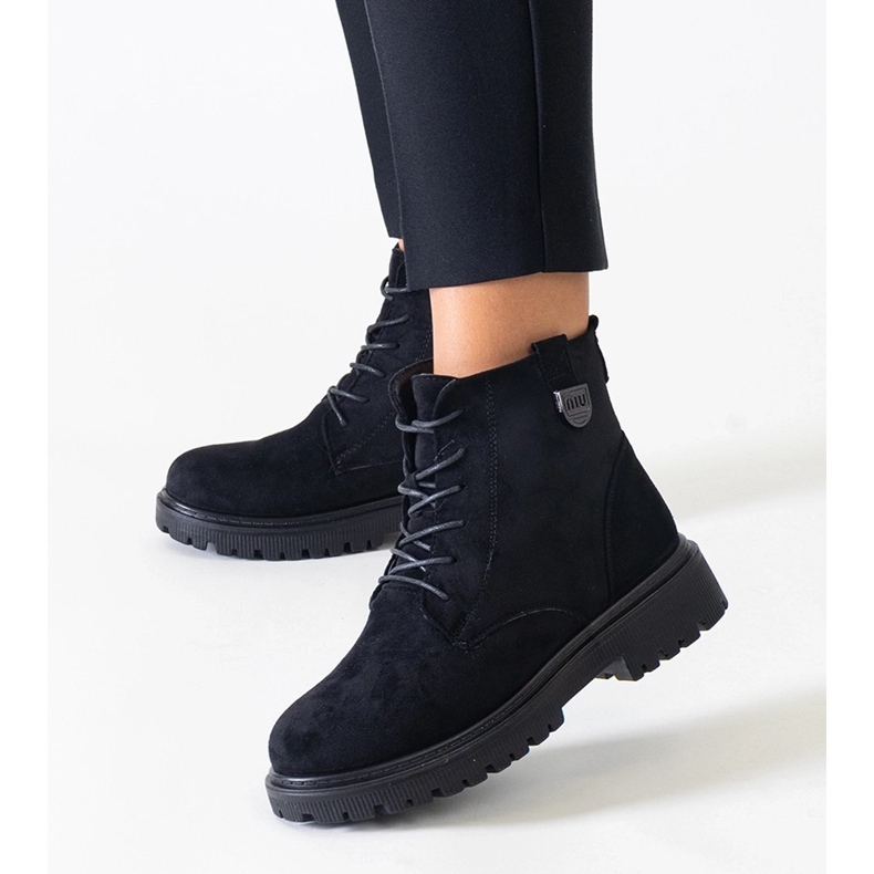 Schwarze Arbeitsstiefel aus Öko-Wildleder auf der Leonora-Plattform 1