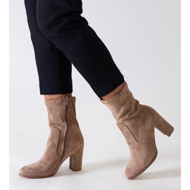 Beigefarbene, taillierte Stiefeletten mit hohem Absatz aus Öko-Wildleder von Haner 1