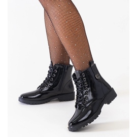 Schwarze Lack-Worker-Stiefeletten auf der Madana-Plattform 1