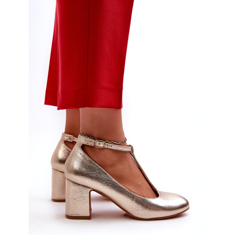 Mascara Frauenpumpen mit Öko-Leder auf dem goldenen Metallpfosten 5