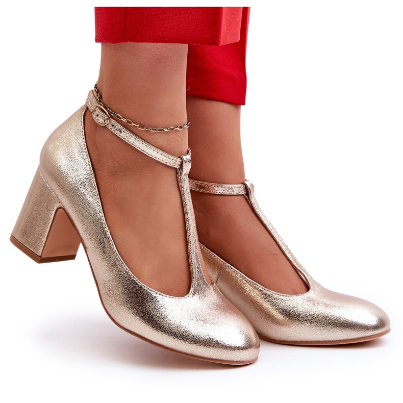 Mascara Frauenpumpen mit Öko-Leder auf dem goldenen Metallpfosten 7