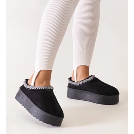 Schwarze, mit Stickereien verzierte Hausschuhe auf einem hohen Luanel-Plateau 1