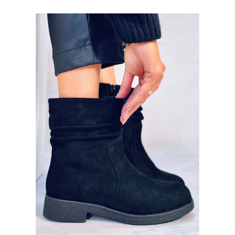 Bracy Schwarze Stiefeletten mit Rüschen – Inello 1