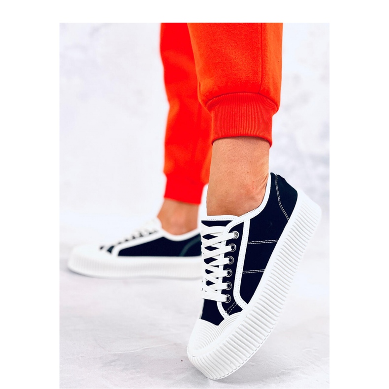 Damen-Sneaker auf der schwarzen Plattform 1