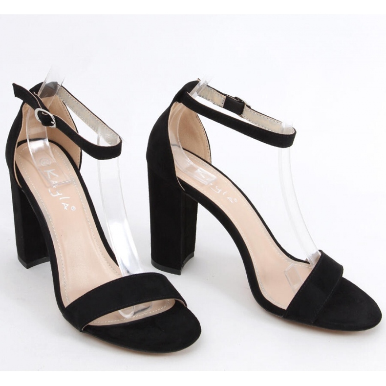 Schwarze Sandalen mit hohen Absätzen 1