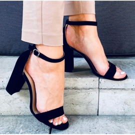 Schwarze Sandalen mit hohen Absätzen 2