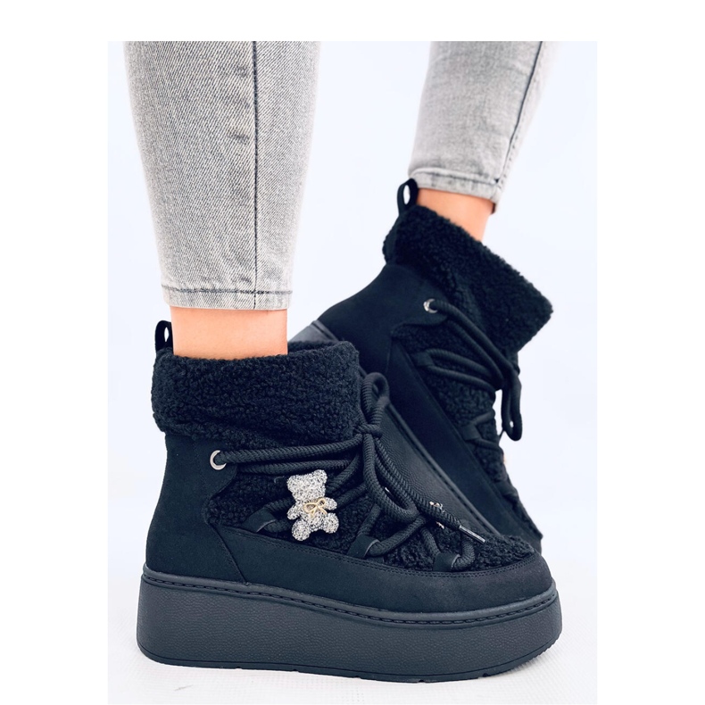 Schwarze Schneestiefel aus Schaffell 1