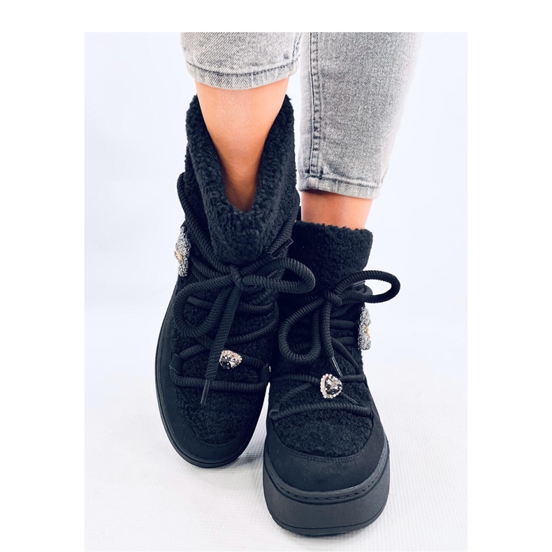 Schwarze Schneestiefel aus Schaffell 2