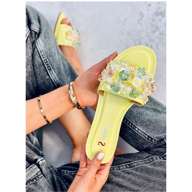 Grüne Hausschuhe mit farbigen Steinen 1