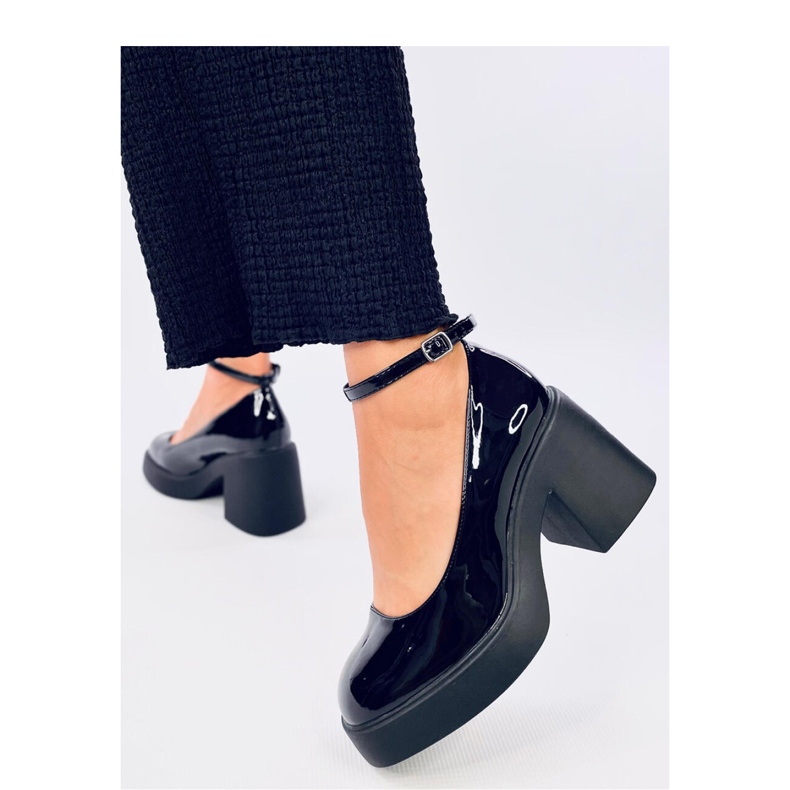 Schwarze Pumps mit hohen Absätzen 1