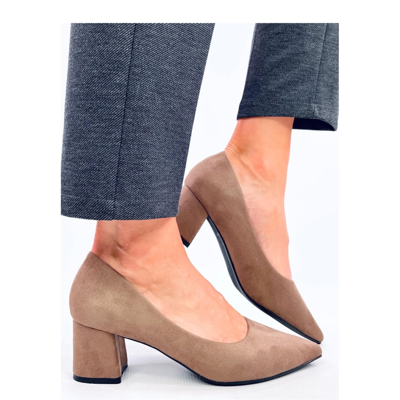 Khakifarbene Pumps mit niedrigem Absatz braun 1