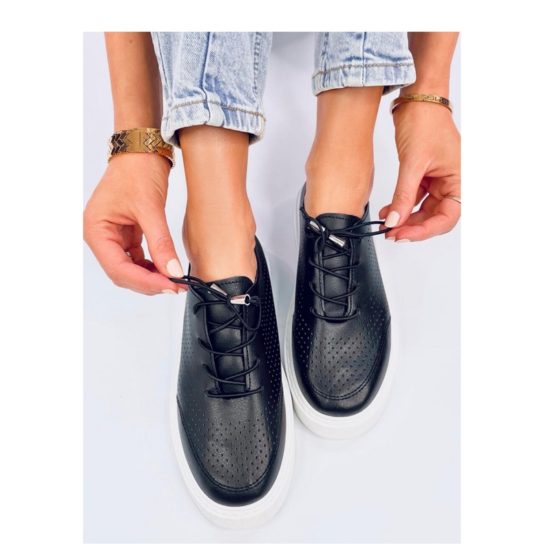 Schwarze, durchbrochene Turnschuhe 1