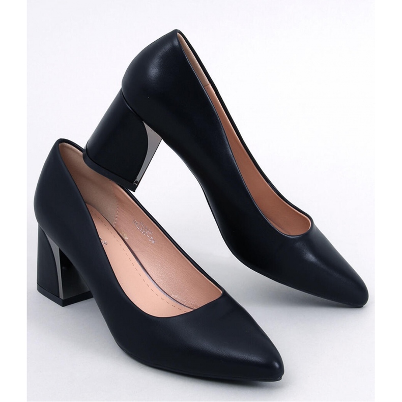 Schwarze Pumps mit hohen Absätzen 1