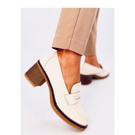 Beigefarbene Mokassins mit hohen Absätzen 1