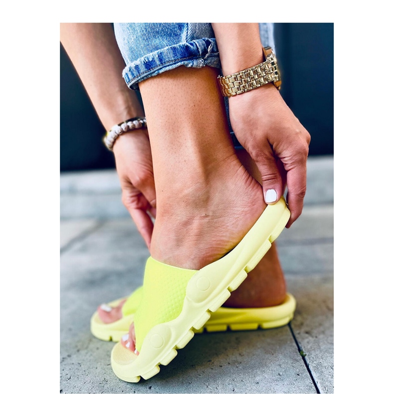 Windgelbe Damen-Flip-Flops-Sandale – Inello 1