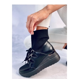 Kaye Schwarze Stiefeletten mit Keilabsatz und elastischem Obermaterial – Inello 1