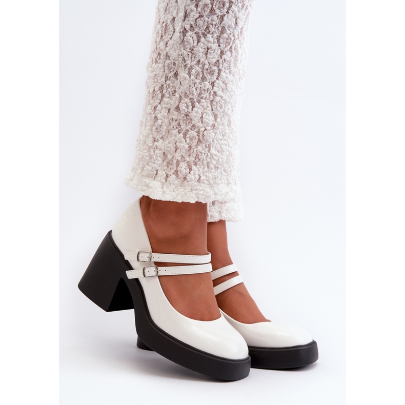 Weiße Pumps mit klobigem Absatz 1