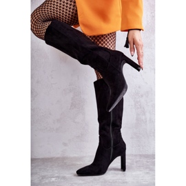 Schwarze Stiefel für Frauen auf der Post 1