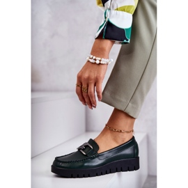 Damenschuhe auf der grünen Plattform 1