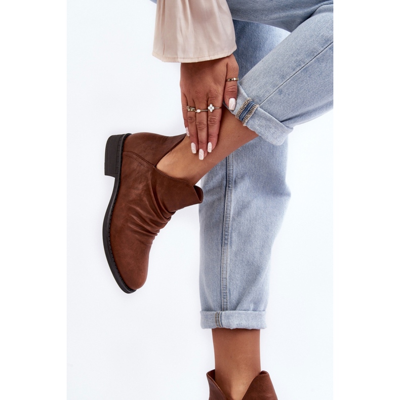 Braune Damenstiefeletten mit Rüschen 2