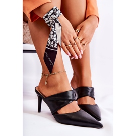 Elegante schwarze Flip-Flops mit hohen Absätzen 1