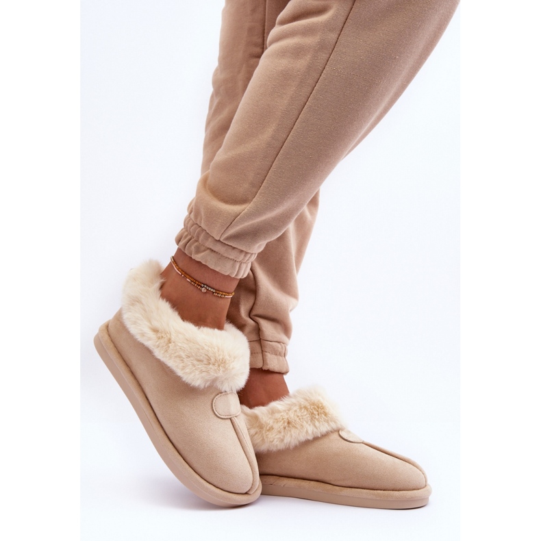 Hellbeige isolierte Damen-Slipper 1