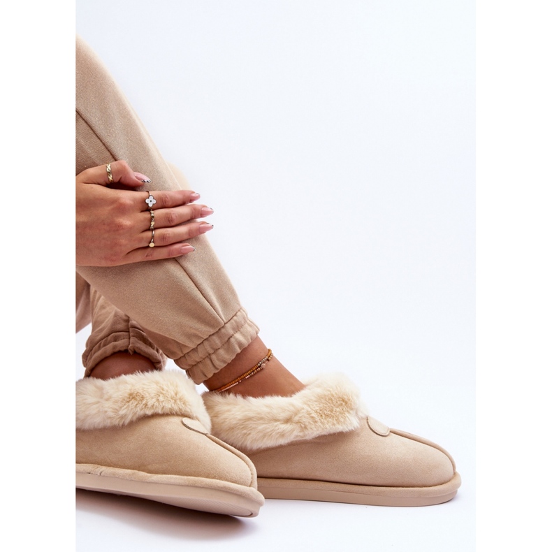 Hellbeige isolierte Damen-Slipper 2