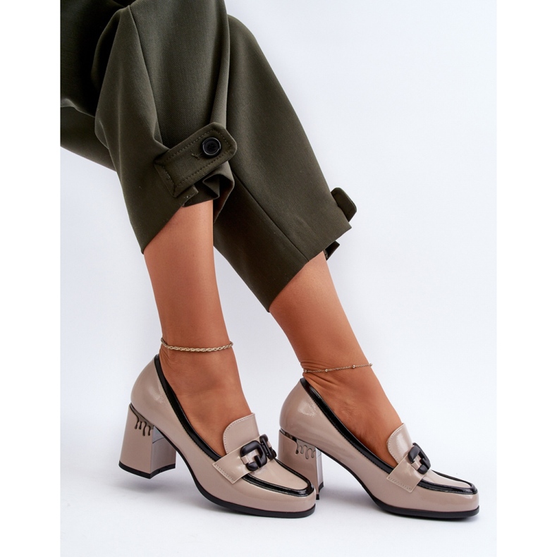 Beigefarbene Damenschuhe aus Lackleder 1