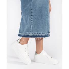 Weiße Turnschuhe auf der Plattform 1