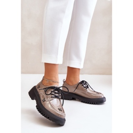 Damenschuhe mit dunkelbeigen Verzierungen 1