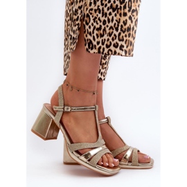 Goldene Sandalen am Pfosten 1