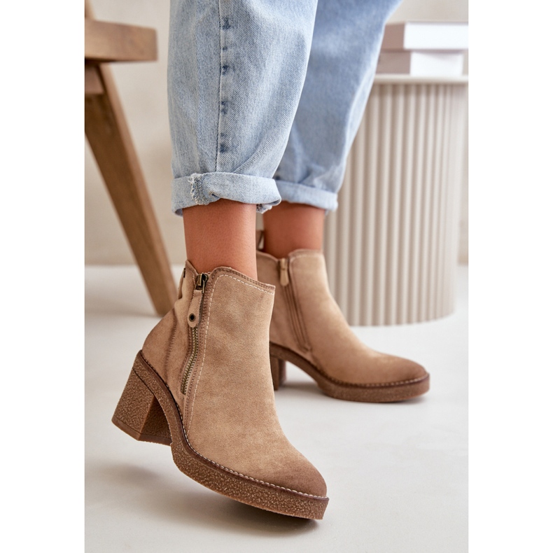 Beige isolierte Damenstiefeletten 1