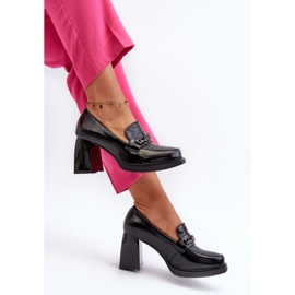 Schwarze Lackpumps mit hohem Absatz 1