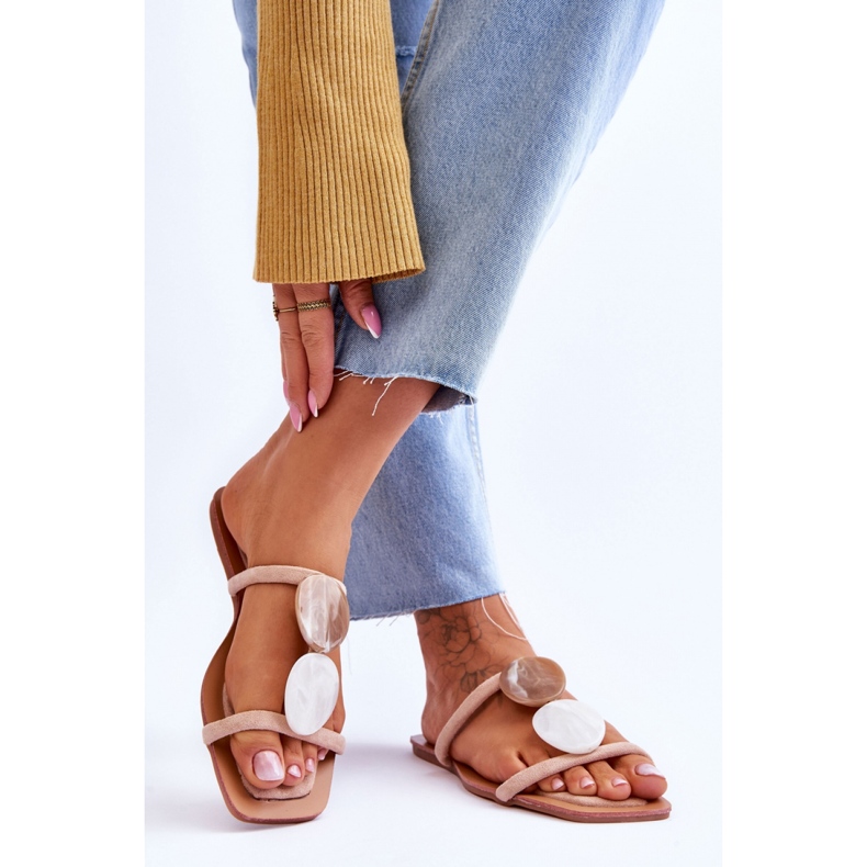 Wildlederpantoffeln mit beigen Verzierungen 1