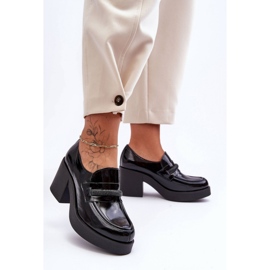 Schuhe mit hohem Absatz und schwarzer Verzierung 1