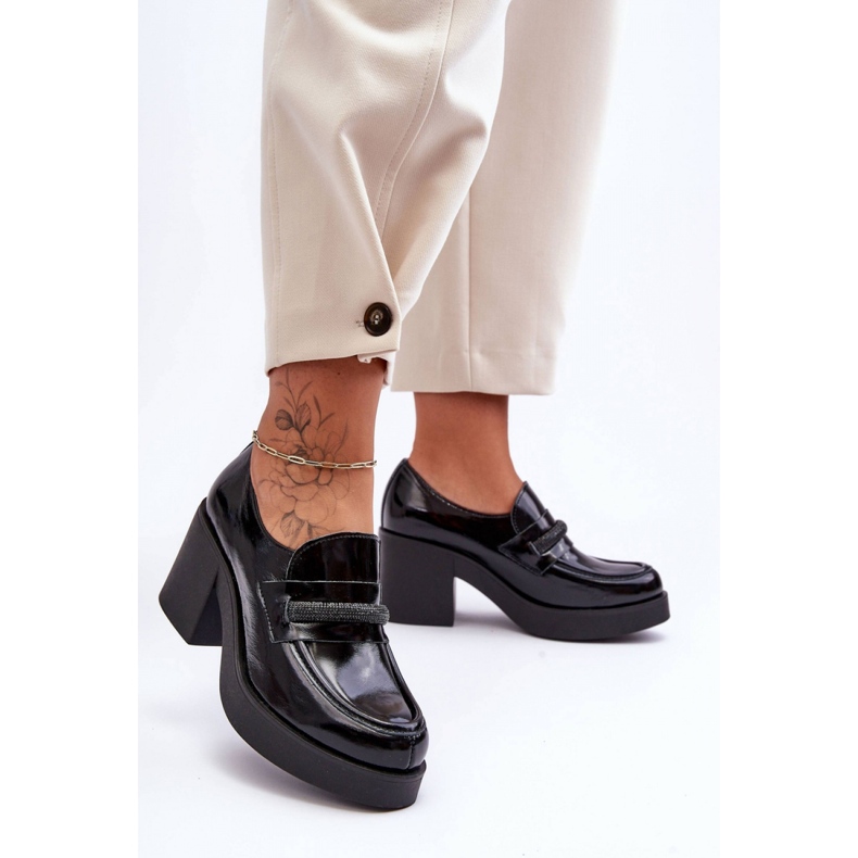 Schuhe mit hohem Absatz und schwarzer Verzierung 1